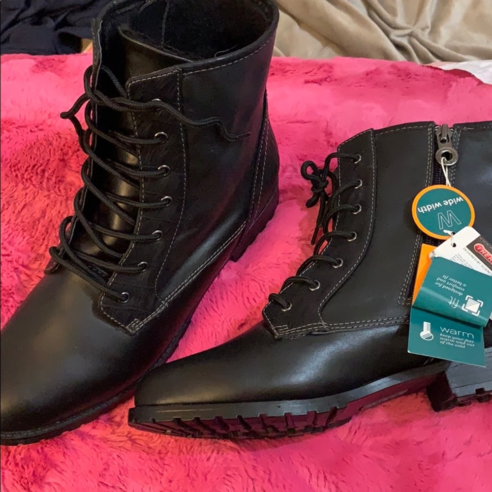 Sporting rain proof boots size 8 1/2 W